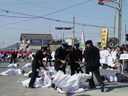 유관순열사를 공격하는 일본군 